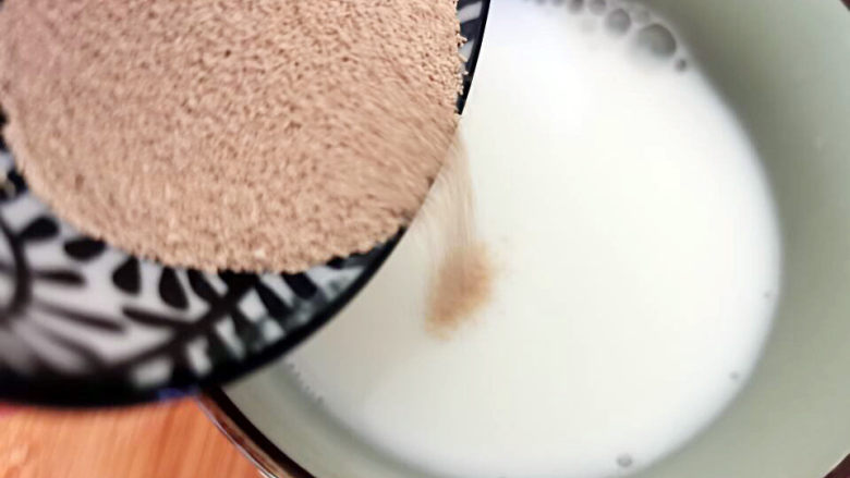 荞麦馒头,取少许牛奶加热一丢丢，大约37度左右，倒入酵母（冬天发面，温水会快些）
