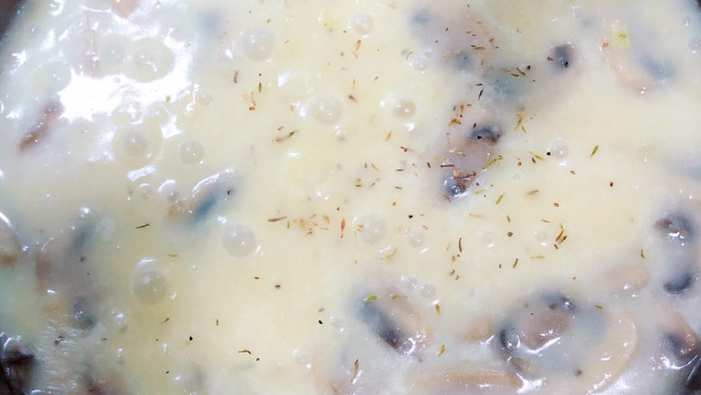 口蘑汤,撒上百里香，搅拌均匀，即可关火了。