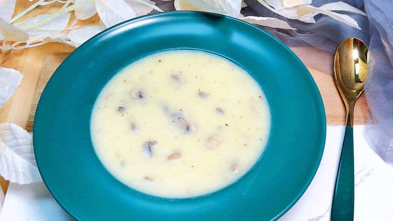 口蘑汤,奶香浓郁的法式奶油蘑菇土豆浓汤就上桌了！