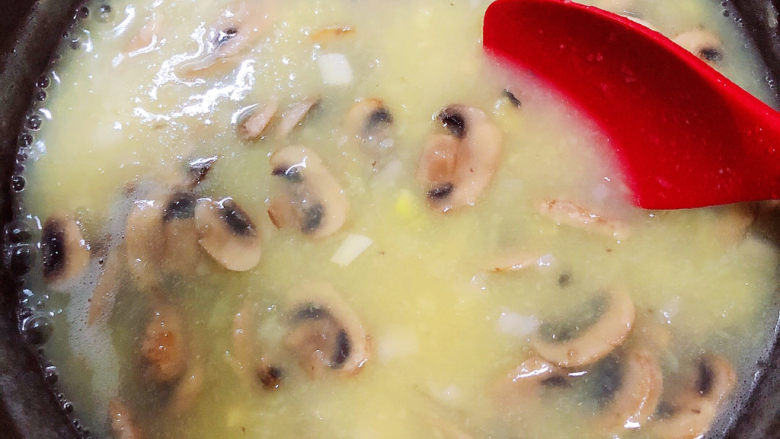 口蘑汤,将汤烧开锅，慢慢搅拌。