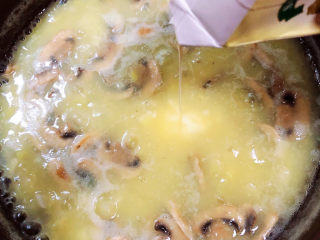 口蘑汤,加入淡奶油搅拌均匀。