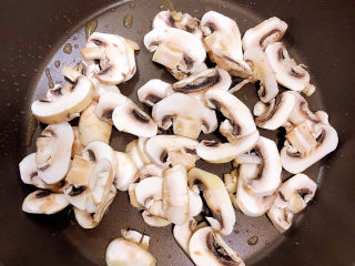 口蘑汤,锅中倒入橄榄油，加热至五成热，放入口蘑翻炒均匀。
