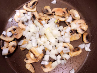 口蘑汤,口蘑炒出水份，放入洋葱丁爆香。