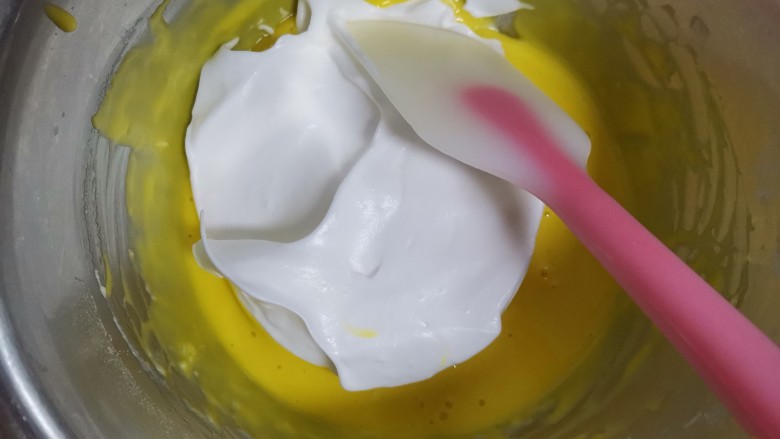 香葱肉松戚风蛋糕（6寸圆模）,再取1/3的蛋白霜到蛋黄糊里翻拌均匀，不能画圈搅拌