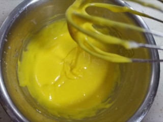 香葱肉松戚风蛋糕（6寸圆模）,再把蛋黄画“z”字搅拌均匀至细腻顺滑状态