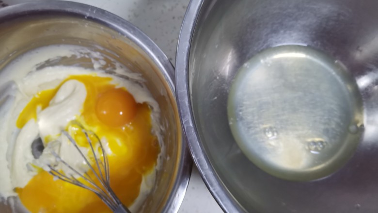 香葱肉松戚风蛋糕（6寸圆模）,分离蛋清蛋黄，蛋黄分离在面糊里，蛋清分离在一个无水无油的盆里，蛋黄不能掉进蛋清中
