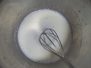 香葱肉松戚风蛋糕（6寸圆模）,玉米油中加入牛奶和10克糖搅拌至乳化