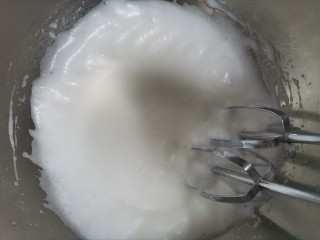 香葱肉松戚风蛋糕（6寸圆模）,打发至粗泡变的细腻时加入第二次白砂糖