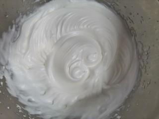 香葱肉松戚风蛋糕（6寸圆模）,打发好的蛋白霜是光滑细腻的，不流动的状态