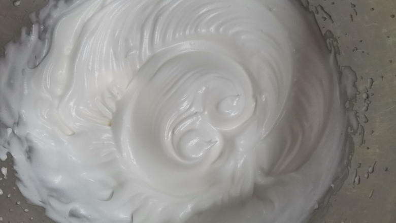 香葱肉松戚风蛋糕（6寸圆模）,打发好的蛋白霜是光滑细腻的，不流动的状态