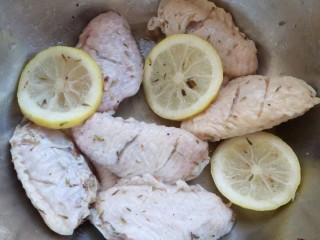 迷迭香风味烤鸡翅,4、盆中鸡翅上继续撒上少许海盐、黑胡椒和生抽，腌制15分钟。