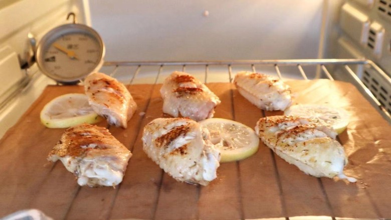 迷迭香风味烤鸡翅,7、煎好的鸡翅放入烤箱烤20分钟。
