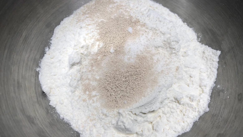 荞麦馒头,另外，再做一些无糖的白面馒头，先将200克面粉加入酵母2克。