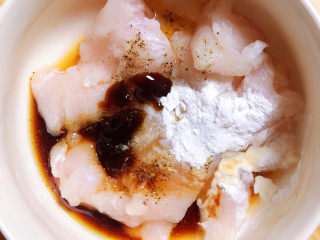茄汁龙利鱼,在鱼中放入盐、料酒、耗油、生抽、花椒粉、淀粉。