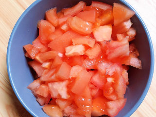 茄汁龙利鱼,西红柿切碎待用。