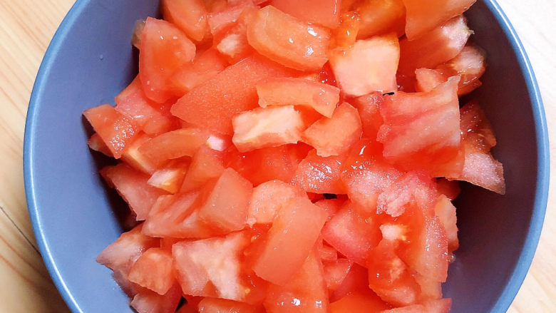 茄汁龙利鱼,西红柿切碎待用。