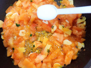 茄汁龙利鱼,西红柿煮融后，加入盐。