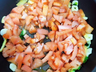 茄汁龙利鱼,放入西红柿慢慢熬煮。