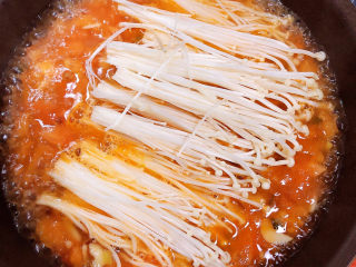 茄汁龙利鱼,加入金针菇。