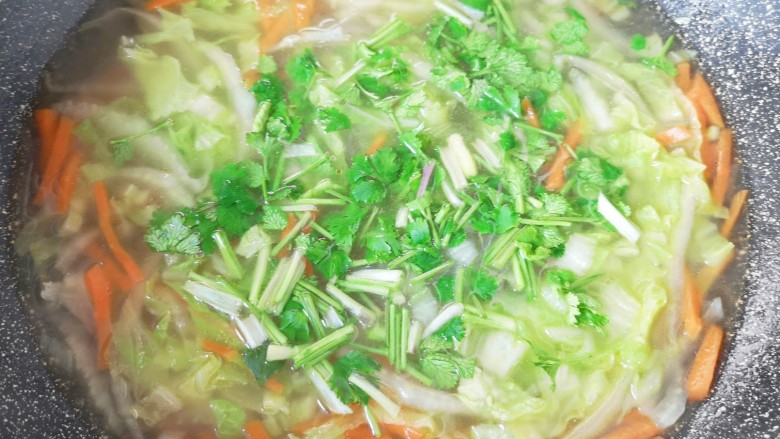 白菜粉丝汤,下入香菜搅拌均匀。