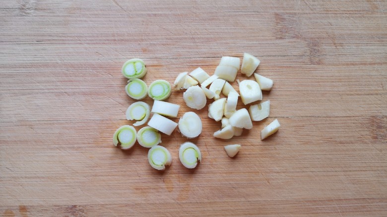 白菜炒豆腐,葱蒜分别切碎。