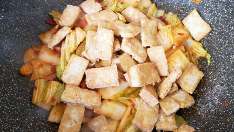 白菜炒豆腐,下入煎好的老豆腐。