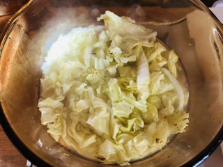 白菜粉丝汤,然后锅中倒入适量清水煮开。