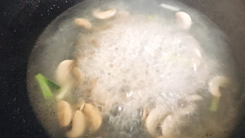 口蘑汤,中大火煮约5分钟
