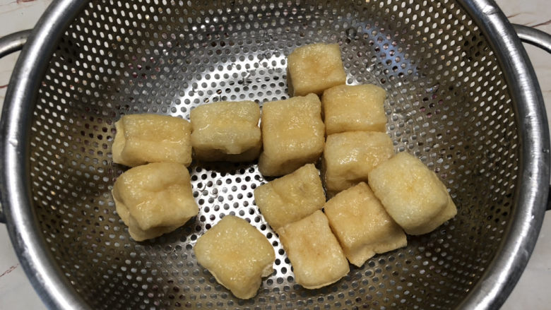 白菜炒豆腐,将油豆腐用清水清洗干净。