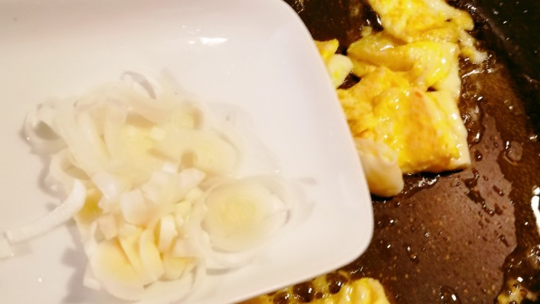 豆腐炒鸡蛋,放入葱片增香。