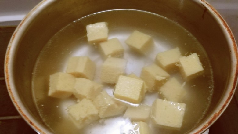 豆腐炒鸡蛋,放入开水中煮2分钟捞出备用。