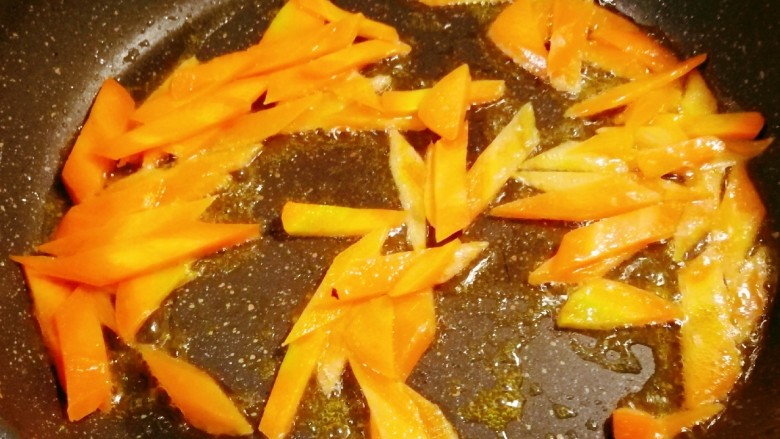 豆腐炒鸡蛋,起油锅，放入食用油加热，放入胡萝卜片翻炒断生盛出备用。
