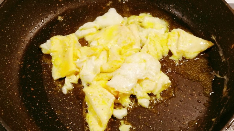 豆腐炒鸡蛋,翻炒成大块。