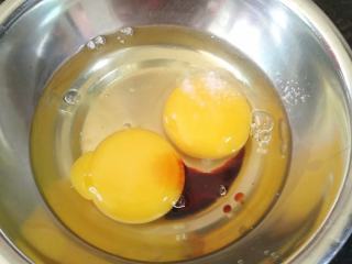简简单单也不失美味~~大杂烩,碗里打入鸡蛋，加入少许盐和几滴生抽