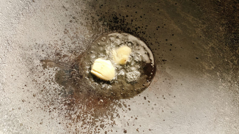 干锅茶树菇,然后热油锅，加入蒜瓣爆香。
