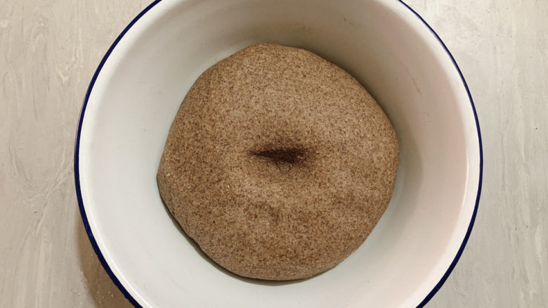 荞麦馒头,面粉揉制成光滑的面团之后。