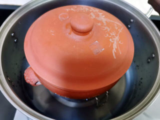 茶树菇炖鸡汤,放入深一点的蒸锅中（能密合汽锅更佳）