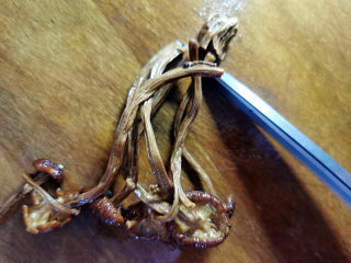 茶树菇炖鸡汤,剪去茶树菇的菇脚