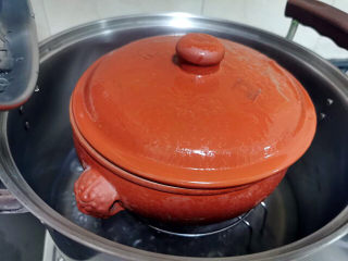 茶树菇炖鸡汤,大约蒸2~3小时左右即可完成