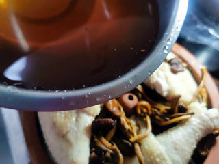 茶树菇炖鸡汤,倒一些进汽锅中，味道会更足