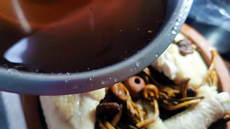 茶树菇炖鸡汤,倒一些进汽锅中，味道会更足