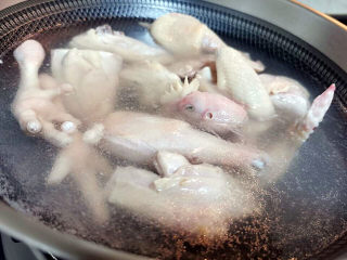 茶树菇炖鸡汤,鸡肉下水焯一下后冲凉