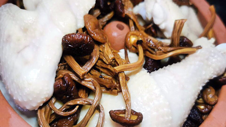 茶树菇炖鸡汤,塞入茶树菇