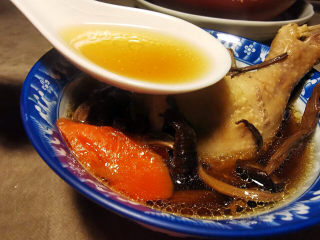 茶树菇炖鸡汤,先来一口原汁原味鸡汤，不油不腻，鸡肉也不柴。