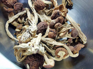 茶树菇炖鸡汤,干茶树菇