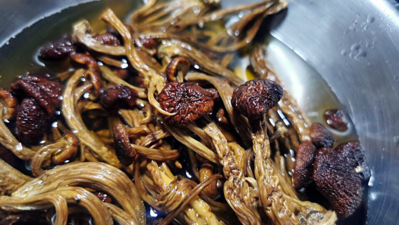 茶树菇炖鸡汤,茶树菇冲洗后泡发