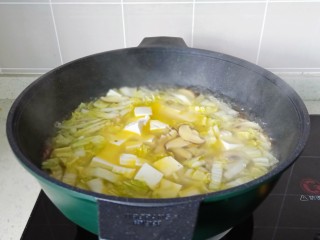 白菜粉丝汤,等到汤汁煮开加入豆腐。