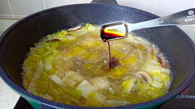白菜粉丝汤,煮到汤汁入味，加入生抽。盐调味。