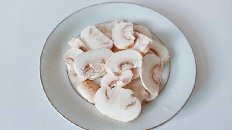 白菜粉丝汤,蘑菇也一样里外清洗干净，切成薄片。
