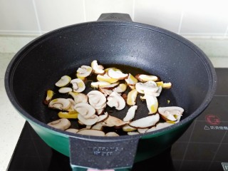 白菜粉丝汤,锅里放适量的食用油，油热放入香菇蘑菇。